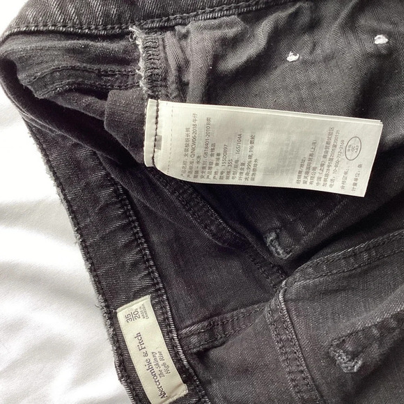 Abercrombie Women’s The Skinny High Rise Ripped Knee Jean in Black in 20S/35 - Picture 8 of 10